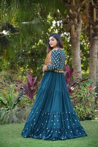 Vestido de boda de diseñador con chaqueta, ropa de trabajo totalmente bordada, Color exclusivo disponible en tamaños - Product Image 3