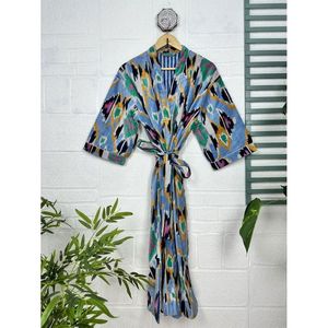 Robe unisexe en velours de luxe, élégante veste kimono réversible avec doublure en soie, cadeau automne-hiver, Malibu Bluish Ikat Vert - Product Image 1