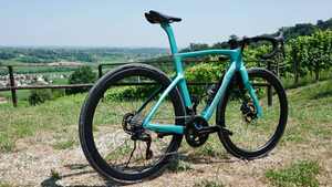 Bicicleta de Carretera Pinarello Serie F 2026 con Cuadro de Acero al Carbono, Grupo DURA ACE DI2, 12 Velocidades, Ruedas de 20 Pulgadas, Fabricada en EE. UU. - Product Image 3