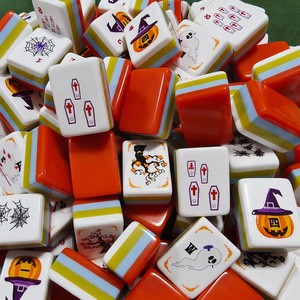 Fichas de mahjong americanas con temática de Halloween en tono naranja, con diseños de calabazas, diablitos y brujas, para ambiente festivo, venta al por mayor. - Product Image 1
