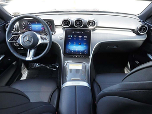 Increíble Mercedes-Benz Clase C C300 Sedán 4MATIC 2023 Negro Usado con Llantas de Aleación, Sistema de Navegación, Arranque Remoto, Volante a la Izquierda, Interior Oscuro - Product Image 5