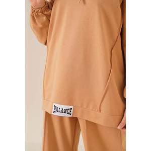 Equilibrio Carta Bordado Con Capucha Camel 2 Piezas Set - Product Image 2