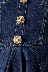 Robe d'été élégante en jean, coupe ajustée, sans manches, avec boutons dorés en forme de fleur, mini-robe en jean clair pour femmes - Product Image 2
