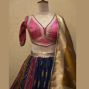 Ropa de boda india Elegante tono rosa azul Seda Lehenga Choli Set Con suministro de impresión aplastado pesado de la India - Product Image 2