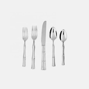 ชุดช้อนส้อมสแตนเลสคุณภาพสูง ดีไซน์หรูหรา พร้อมด้ามจับลายพิเศษ ชุดช้อนส้อมระดับพรีเมียม - Product Image 1