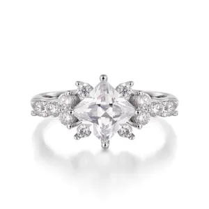 Bague de fiançailles en moissanite plaquée or blanc 18 carats, sertie en grappe vintage, taille princesse, forme cerf-volant, diamant de laboratoire, vente en gros personnalisée - Product Image 1