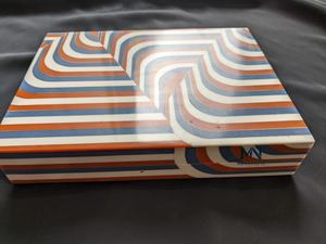 Boîte à bijoux artisanale en bois de résine colorée avec un design écologique de style ange pour bagues, boucles d'oreilles et cadeaux - Product Image 6