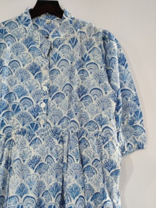 Vestido de Verano Lavable Ecológico Estampado a Mano con Detalle de Botones, Estampado Floral de Algodón, Hecho a Mano en India - Product Image 3