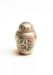 Urna de recuerdo de latón única para cenizas humanas con acabado decorativo adecuado para exhibición en el hogar y recuerdos preciados - Product Image 5