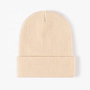 Vente en gros, faible MOQ, bonnets d'hiver en tricot uni en acrylique coloré unisexe, étiquette tissée personnalisée, patch en cuir caoutchouc, bonnet en tricot côtelé - Product Image 6