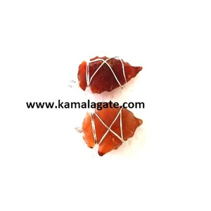 Pendentif en agate cornaline rouge naturelle faite à la main fil de style pointe de flèche unique enroulé pour bijoux de mascotte en vente - Product Image 4