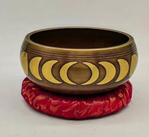 Cuenco tibetano de bronce con fases de Luna Dorada en su superficie y palo de madera para producir sonido disponible a precio mayorista - Product Image 1