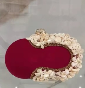 Terciopelo de embrague bordado personalizado con detalles intrincados perfecto para bodas, bailes y eventos especiales - Product Image 1