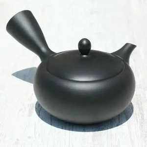 Théière Kyusu avec couvercle et poignée, noire, plate et ronde, en céramique Takasuke Kiln Tokoname, théière Kyusu noire, plate et ronde - Product Image 1