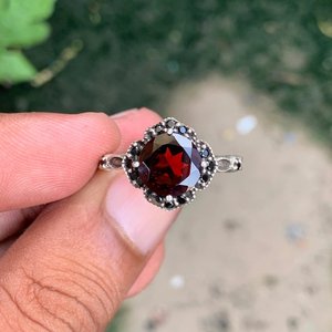 Anillo de diseño bohemio de corte ovalado granate rojo Ajuste de bisel de plata de ley 925 para aniversario de boda cumpleaños joyería fina mujeres niñas - Product Image 1