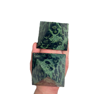 Vente en gros Pyramide en cristal Kambaba Jaspe Agate Pierre précieuse Style Feng Shui Pyramides de guérison gravées Technique sculptée - Product Image 6