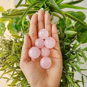 Bola de piedra de cuarzo rosa hecha a mano para la meditación curativa de alivio del estrés de energía positiva - Product Image 6