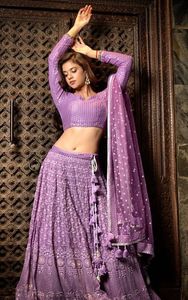 ชุดเลเฮนกาโชลีผ้าไหมผสมฝ้ายสีม่วงสำหรับงานปาร์ตี้  งานปักดิ้นทองสำหรับผู้หญิง - Product Image 2