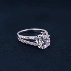 Bague de fiançailles en or blanc 14 carats de haute qualité coupe brillante Moissanite diamant tige fendue conception pour cadeaux fêtes anniversaires - Product Image 2