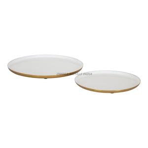 Sofisticadas bandejas redondas blancas para servir con adornos dorados, ideales para exhibir postres y mejorar cualquier mesa con elegancia - Product Image 1