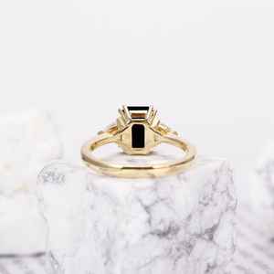 Elegante anillo de diamante de moissanita negra de corte esmeralda, dos billones de piedras cortadas, atemporal, lujosa fiesta de compromiso de boda de plata - Product Image 4