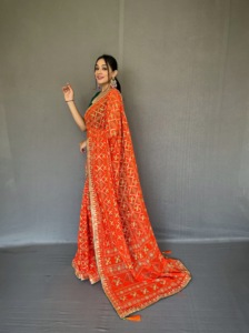 Saree de georgate puro con estampado de bandhani en todo el sari con borde de encaje Gotta Pati y borlas - Product Image 3