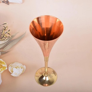Verre à vin en cuivre fait main Divris, design moderne en relief, gobelet en métal à long pied 320 ml, écologique pour les occasions festives - Product Image 3