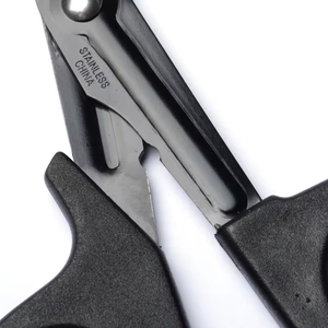 Vente en gros de cisailles traumatiques avec pointe de sécurité pour les infirmières, les ambulanciers, les ambulanciers et les fournisseurs d'équipement hospitalier - Product Image 4