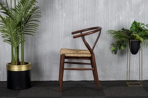 Chaise en bois élégante de style européen du milieu du siècle avec siège en rotin durable pour les repas, les hôtels et l'extérieur - Product Image 2