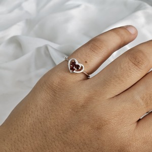 Vente en gros de bagues vintage en argent avec incrustation de grenats et perles en forme de cœur bijoux célèbres pour mariages et fêtes - Product Image 3