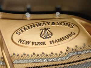 Piano de cola STEINWAY B211 de estilo clásico fabricado en EE. UU. - Product Image 3