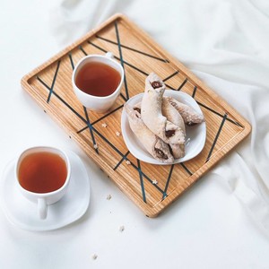 Plateau rectangulaire rustique moderne en bois et résine époxy pour le service des aliments à la maison - Product Image 1