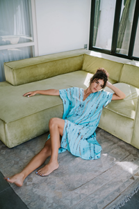 Robe kaftan en coton tie-dye bohème écologique pour femmes, col en V, manches courtes kimono larges, longueur midi, fabriquée en Inde, lavable - Product Image 3