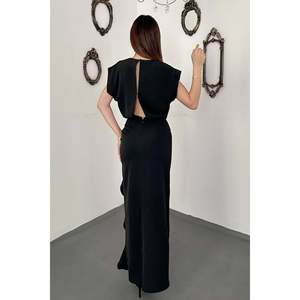 Robe en satin noir avec volants sur le devant - Noir - Product Image 5