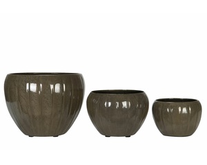 Maceta de metal con acabado antiguo con detalles artesanales, que ofrece un toque lujoso a espacios contemporáneos y tradicionales - Product Image 3