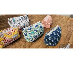 Trousse de maquillage en coton matelassé de créateur Sacs à cosmétiques de beauté en coton biologique naturel Trousse de toilette à fermeture éclair et imprimés modernes - Product Image 1