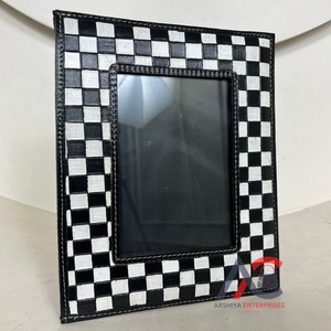 กรอบรูปกระดานหมากรุกสีดำและสีขาวอุปกรณ์ตกแต่งด้วยหนังและกรอบรูปติดผนังของตกแต่งบ้านแบบทันสมัย - Product Image 1