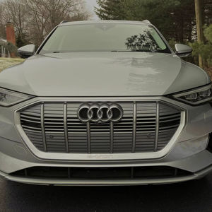 Audi e-tron Premium Plus 2021 con Doble Motor, Tracción en las Cuatro Ruedas y Sistema de Suspensión Neumática Adaptativo - Product Image 1