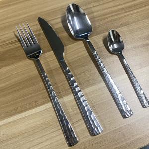 Ensemble de couverts fiable pour les repas quotidiens et les célébrations, finition métallique lisse, sensation fraîche et confortable au toucher - Product Image 2