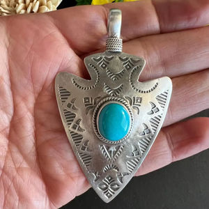 Pendentif en forme de flèche turquoise La Belle au bois dormant fabriqué à la main en argent sterling 925 - Product Image 1