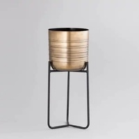 Pot de fleurs élégant en fer doré avec fleurs artificielles, design classique, finition thermolaquée, durable pour la décoration de la maison et du jardin