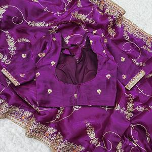 Saree en soie douce pure de couleur pourpre avec bordure de travail de broderie et de séquence avec chemisier fantaisie, vêtements de mariage et saree de fête - Product Image 5