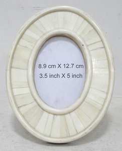 Cadre photo en bois et résine artisanal, forme rectangulaire, orientation horizontale, léger et durable pour la décoration de la maison - Product Image 1