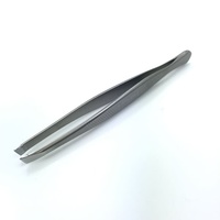 Pince à épiler professionnelle de haute qualité pour sourcils, à pointe large et inclinée 10/3, pour usage esthétique et extensions de cils, livrée avec un étui.