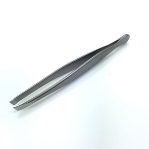 Pince à épiler professionnelle de haute qualité pour sourcils, à pointe large et inclinée 10/3, pour usage esthétique et extensions de cils, livrée avec un étui. - Product Image 1
