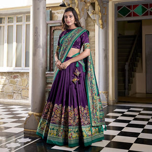 Exclusivo Tasar Silk Foil Print Lehenga con lienzo Can Blusa y borde de encaje Borla Dupatta para boda y uso festivo - Product Image 1