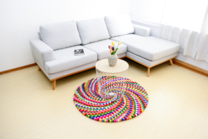 Alfombra de área de bola de lana multicolor ecológica Alfombra de bola de fieltro redonda para iluminar el piso de cualquier sala de estar - Product Image 5