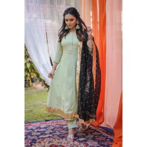 Ensemble de costume pour femme en crêpe vert menthe Gotta Work - Product Image 3