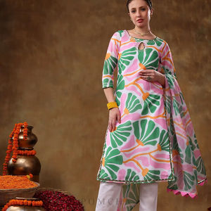 Conjunto de Kurta Informal MERAKI OMERA de Algodón Muselina con Estampado Floral Rosa y Dupatta de Organza Bordada con Cintura Natural para Adultos - Product Image 1