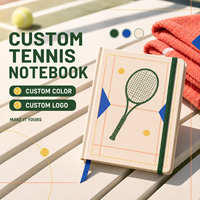 Carnet de tennis personnalisé LABON, couverture rigide crème, lignes de terrain, raquette, balles jaunes, triangles bleus, élastique vert, ruban bleu roi